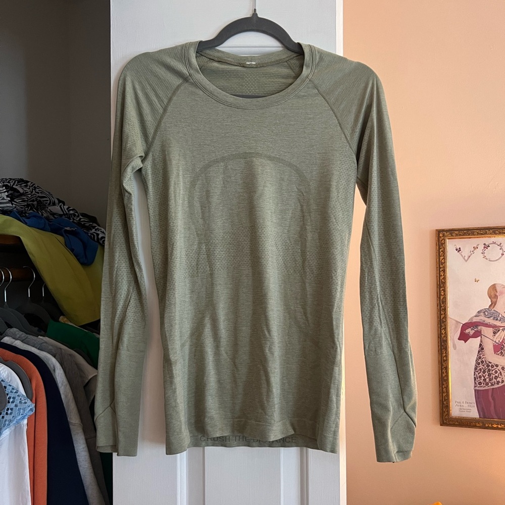 Light Green Lululemon Long sleeve swiftly tech size 6 - normal length!